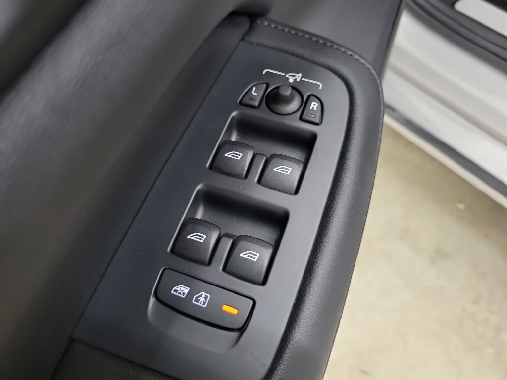 New 2025 Volvo S60 B5 Plus w/ Protection Package Premier FWD image 21