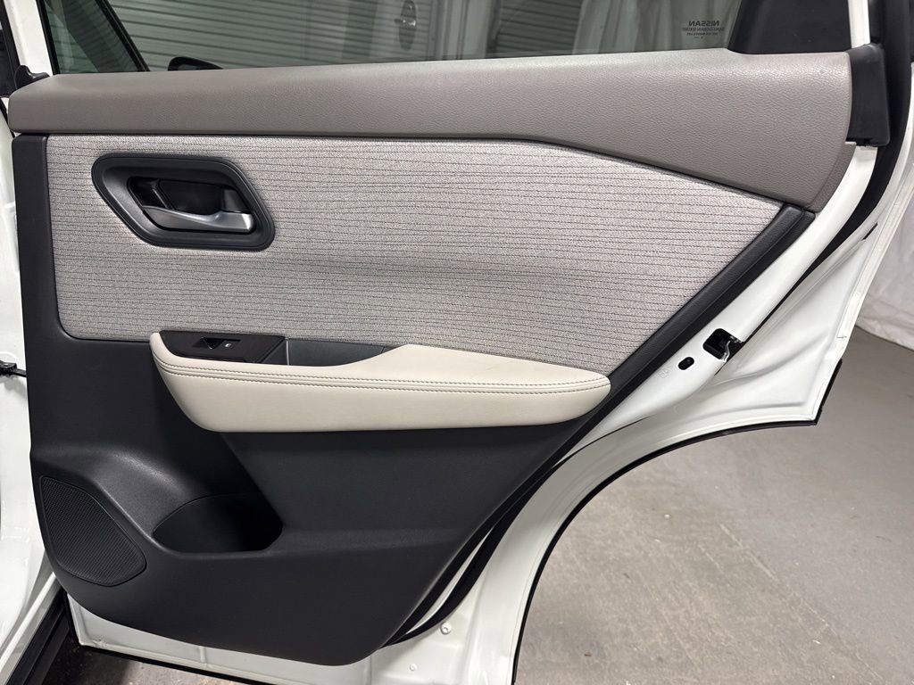 Used 2023 Nissan Rogue SV image 11