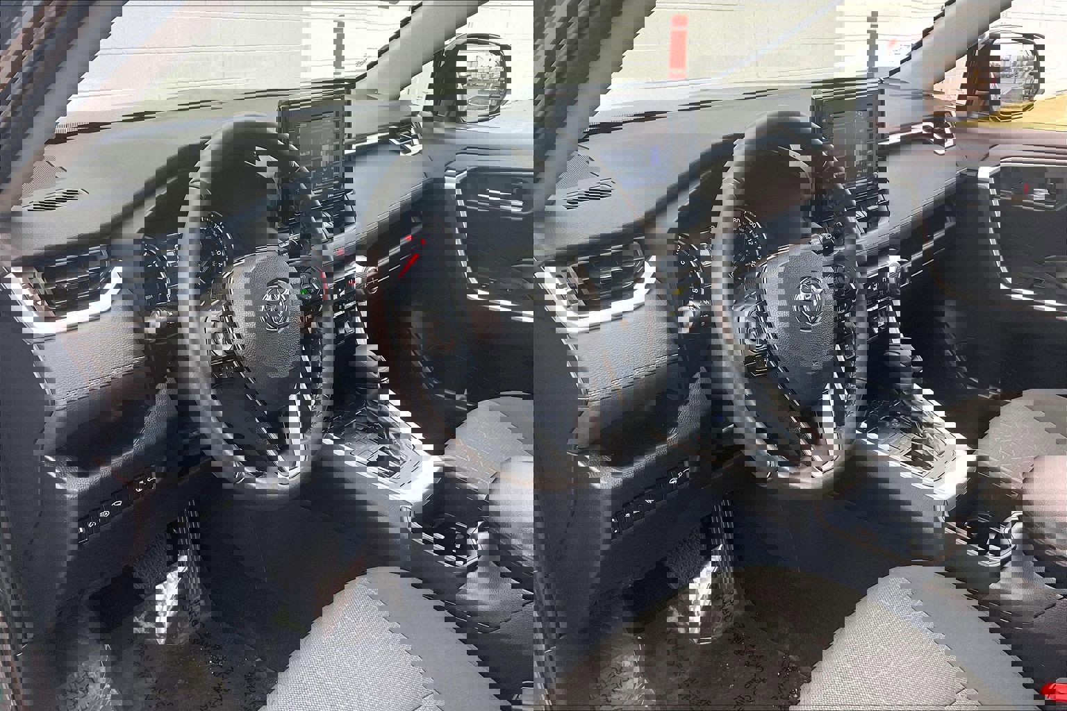 Used 2022 Toyota RAV4 XLE w/ Convenience Package image 18