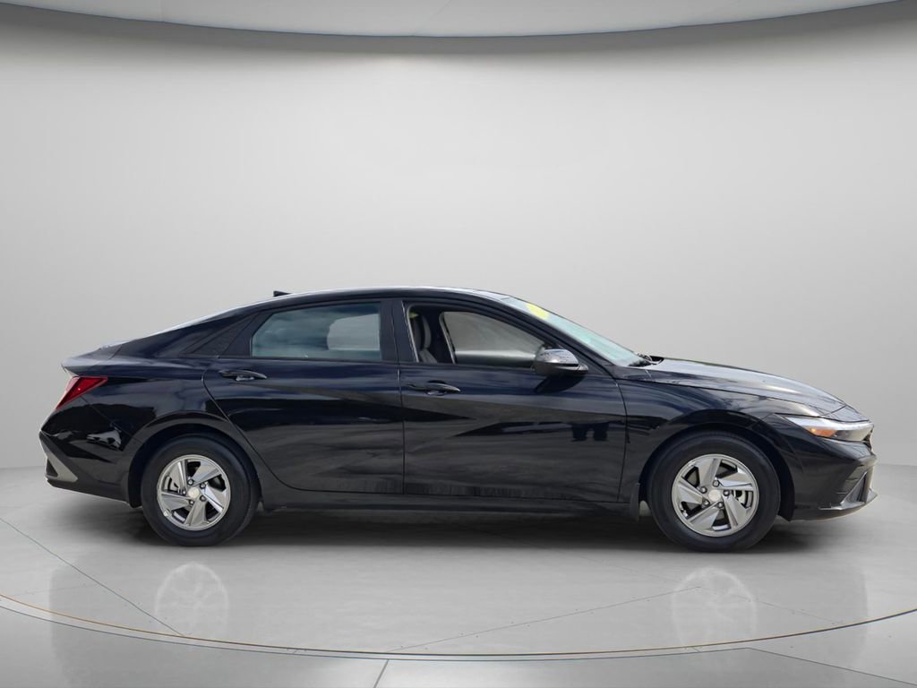 Used 2025 Hyundai Elantra SE FWD image 4