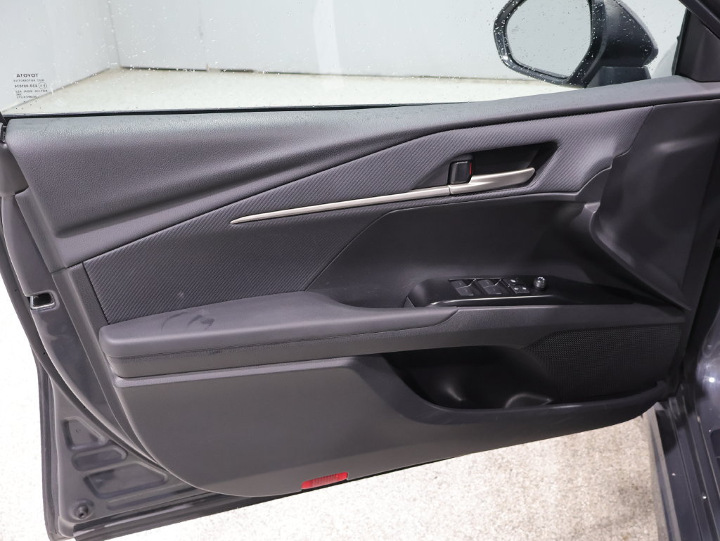 Used 2025 Toyota Camry SE FWD image 12