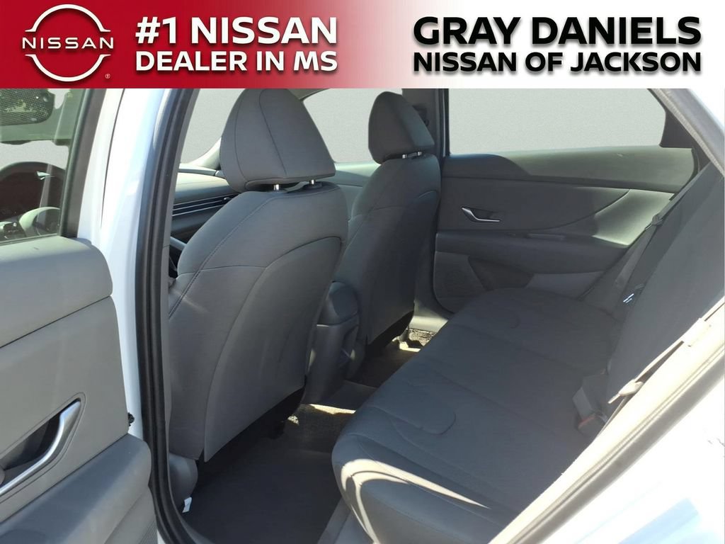 Used 2025 Hyundai Elantra SE FWD image 27