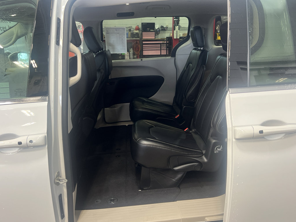 Used 2023 Chrysler Pacifica Touring-L FWD image 31
