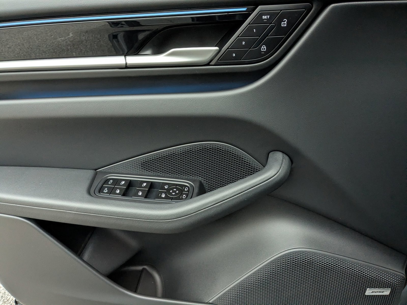 New 2025 Porsche Macan 4 Electric AWD/4WD image 13