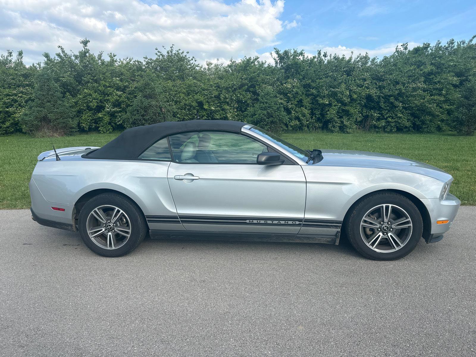 Used 2010 Ford Mustang Premium RWD image 12