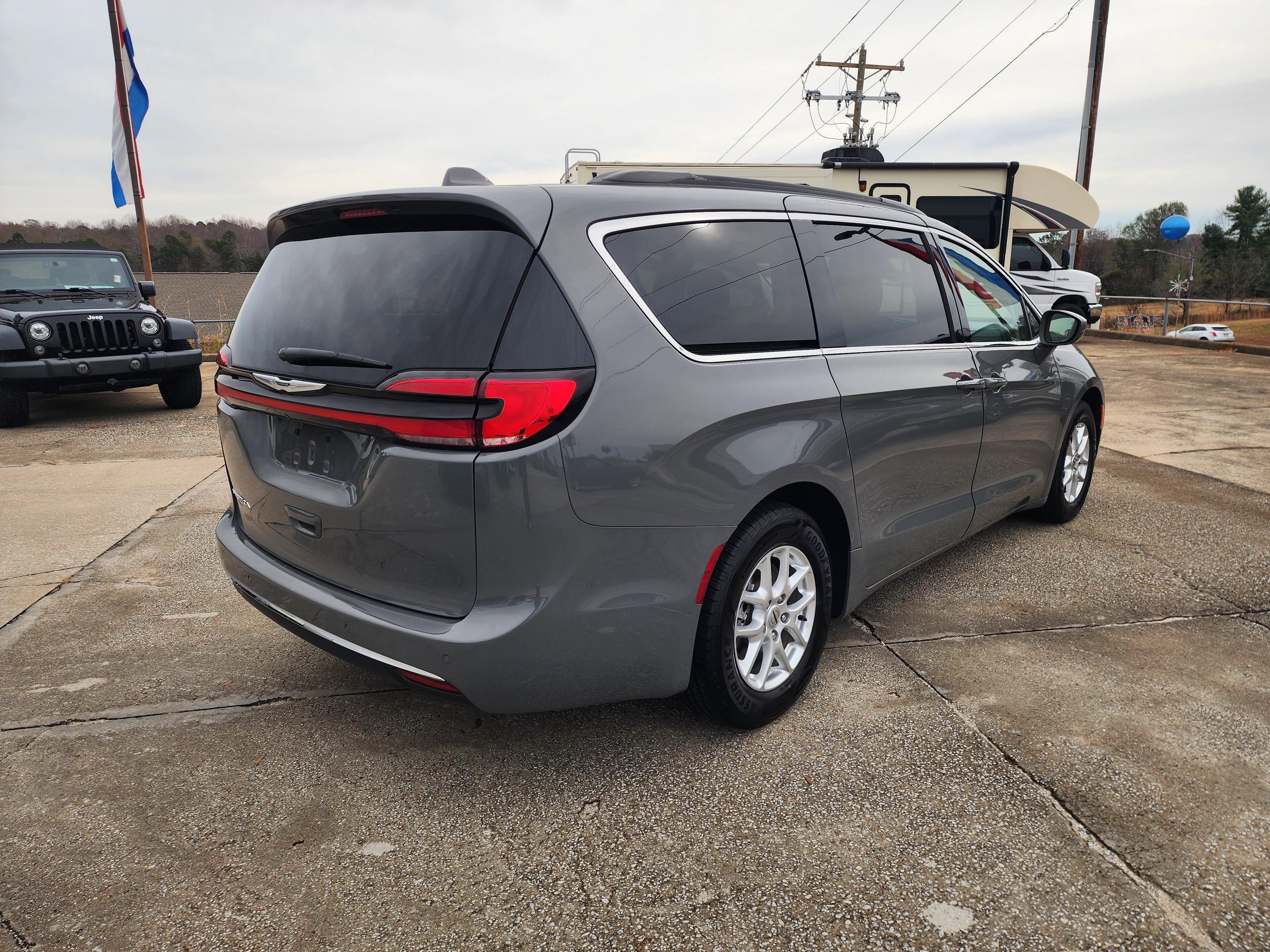 Used 2022 Chrysler Pacifica Touring-L image 4