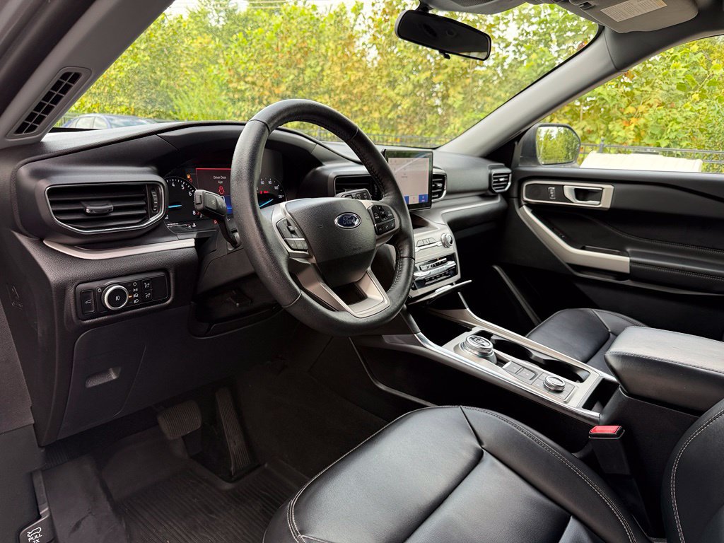 Used 2024 Ford Explorer XLT w/ Equipment Group 202A AWD/4WD image 9
