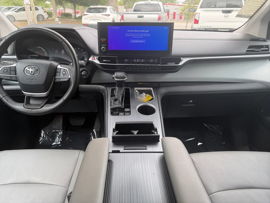 Used 2025 Toyota Sienna XLE FWD image 13