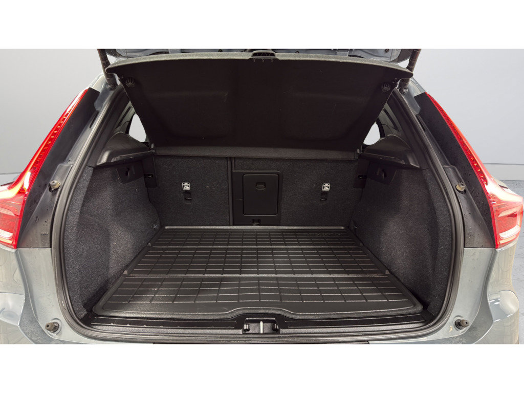 Used 2022 Volvo XC40 T5 Momentum image 18
