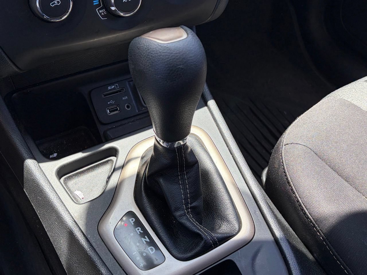 Used 2018 Jeep Cherokee Latitude w/ Altitude Package FWD image 7