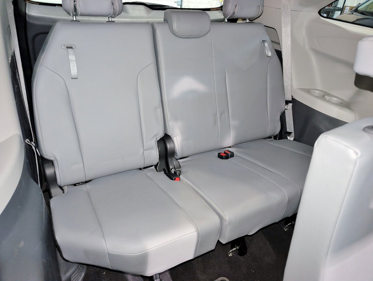 Used 2021 Toyota Sienna XLE w/ XLE Plus Package FWD image 28