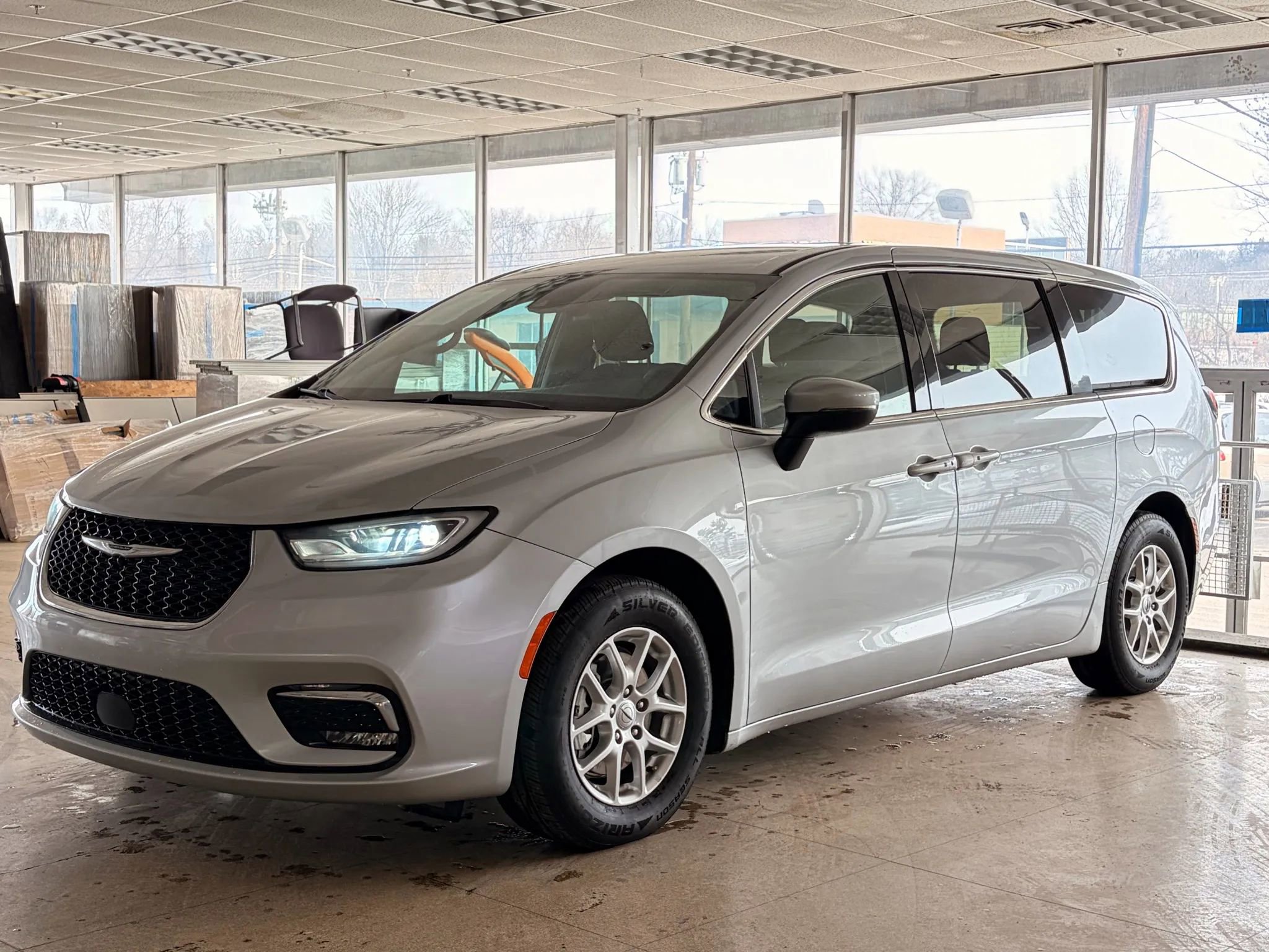 Used 2023 Chrysler Pacifica Touring image 3