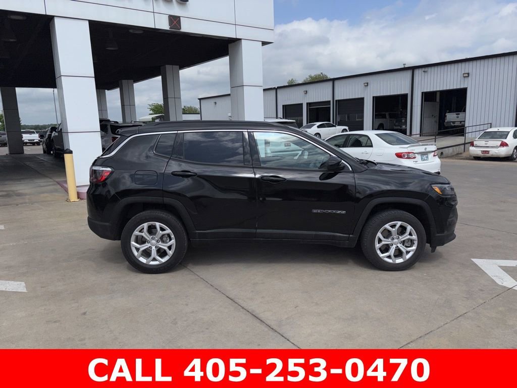 Used 2024 Jeep Compass Latitude AWD/4WD image 2
