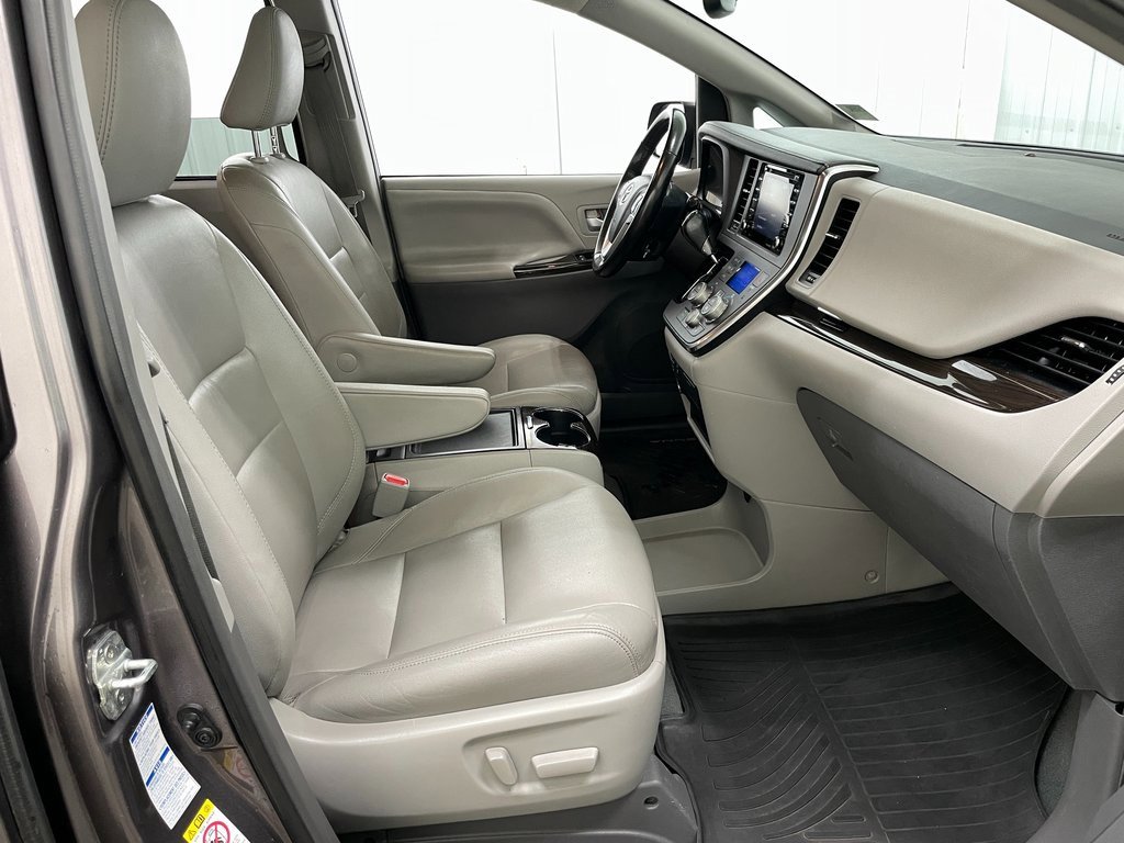 Used 2019 Toyota Sienna XLE image 39