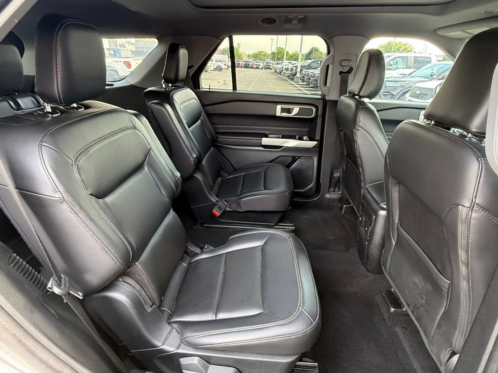 Used 2024 Ford Explorer XLT w/ Equipment Group 202A AWD/4WD image 16