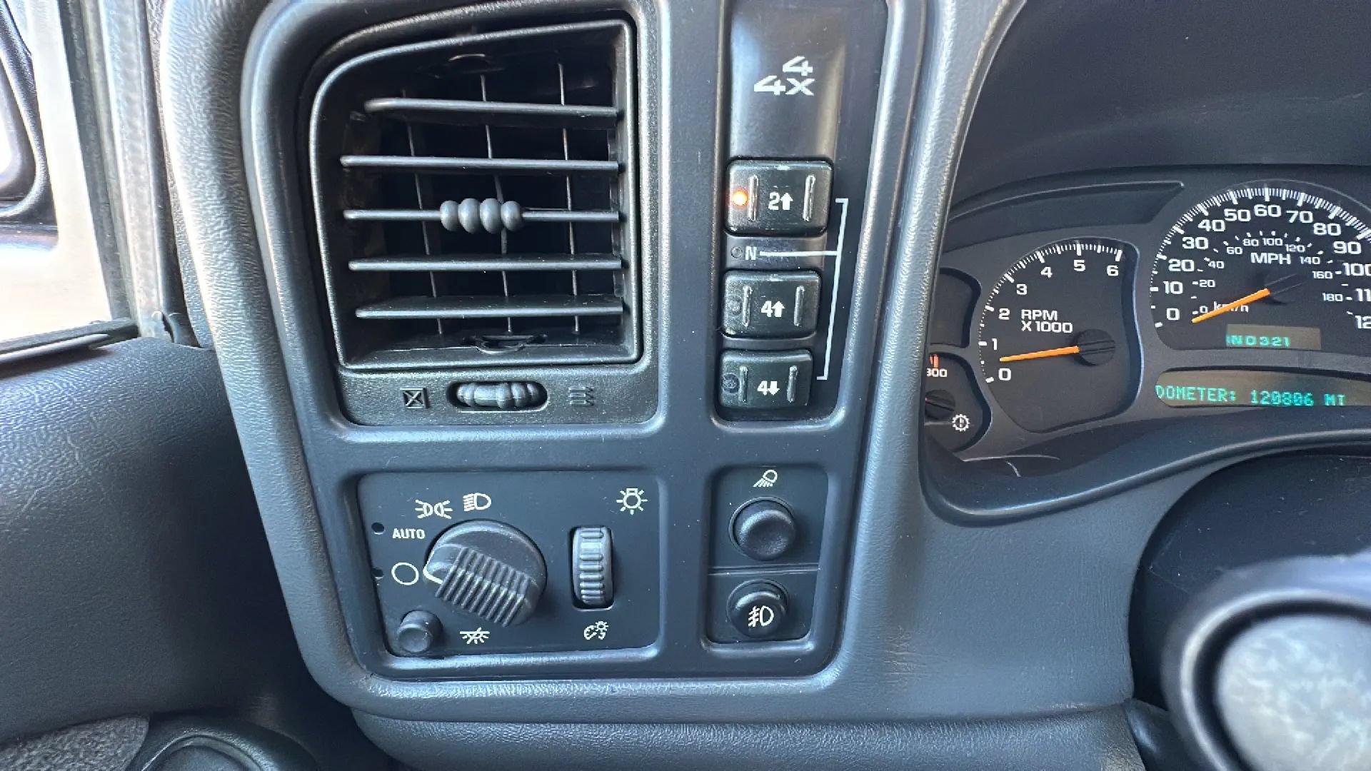 Used 2003 Chevrolet Silverado 2500 LS w/ Snow Plow Prep Package AWD/4WD image 13