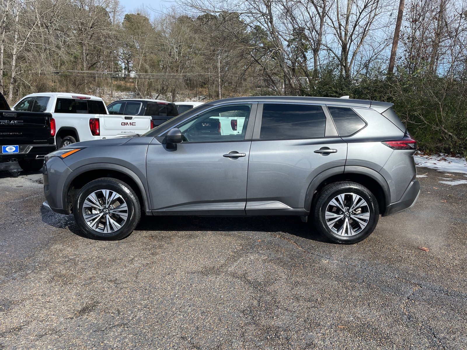 Used 2023 Nissan Rogue SV image 2