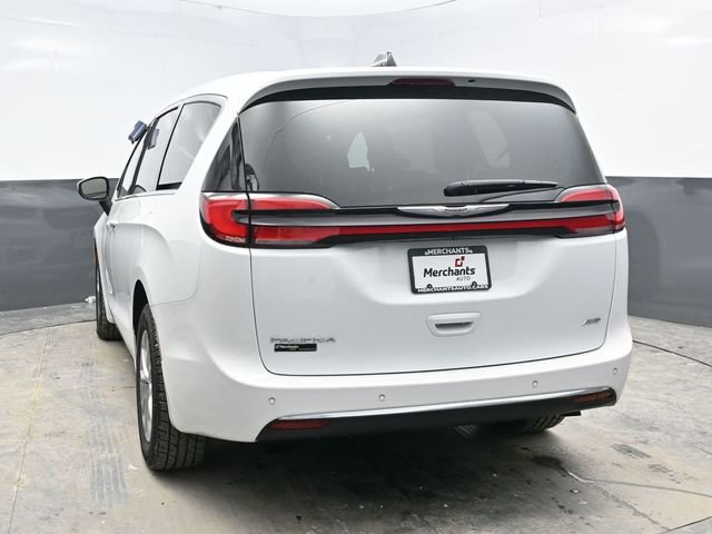 Used 2023 Chrysler Pacifica Touring-L image 5