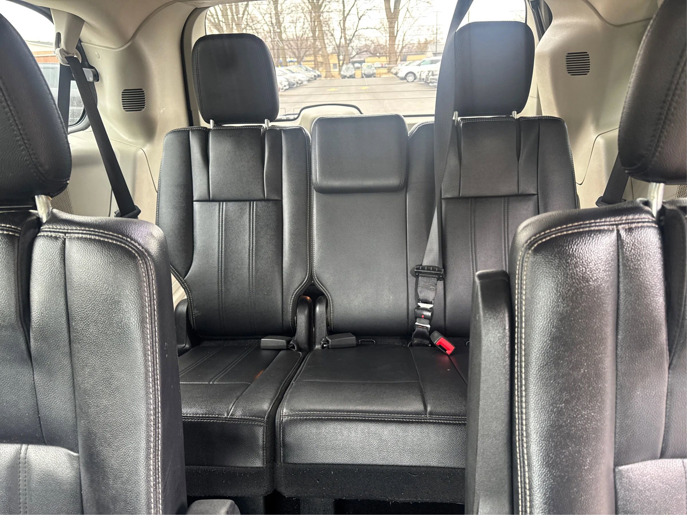 Used 2015 Chrysler Town & Country Touring w/ Driver Convenience Group image 32