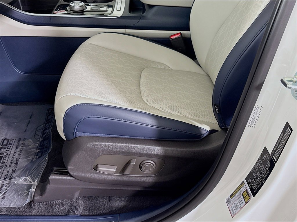 Used 2026 Kia Carnival EX image 25