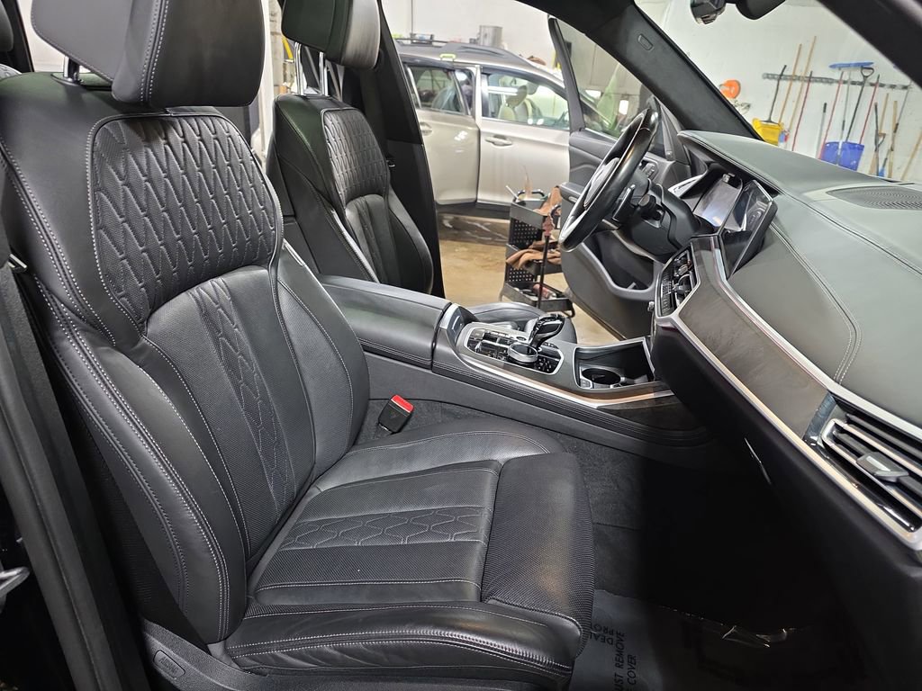 Used 2022 BMW X7 M50i w/ Dynamic Handling Package image 10