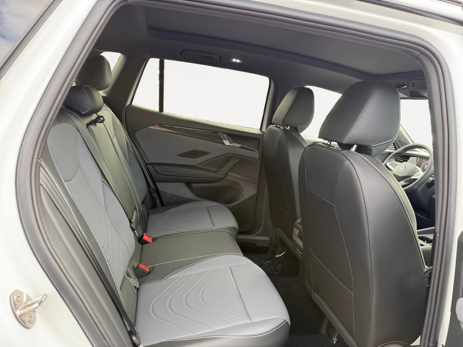 New 2026 Volkswagen Tiguan SE R-Line AWD/4WD image 18