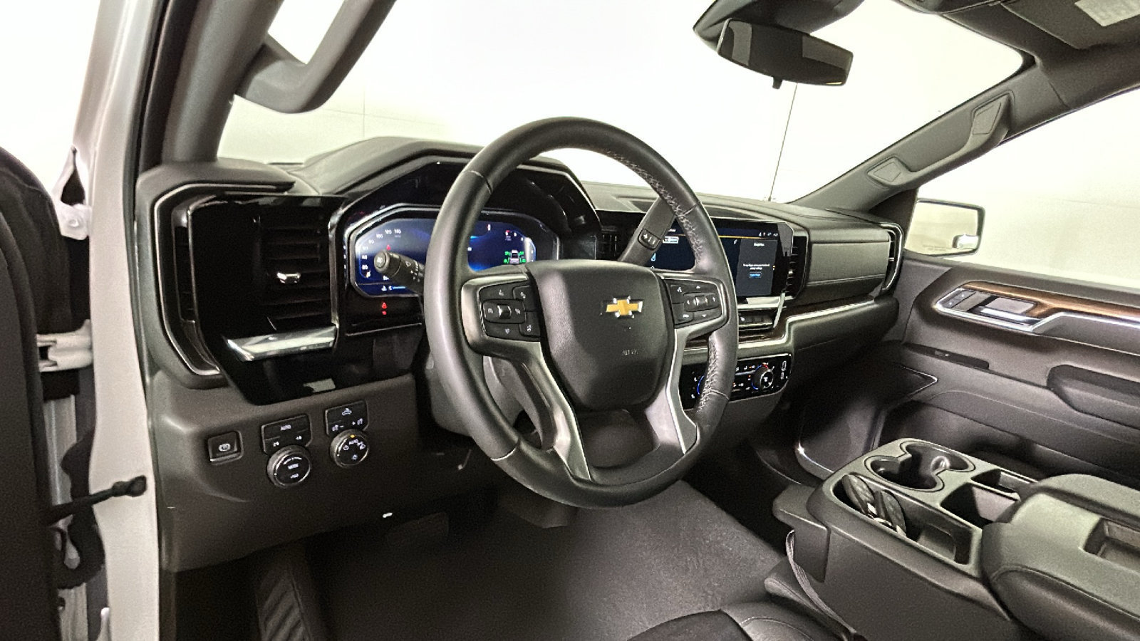 Used 2024 Chevrolet Silverado 1500 LT AWD/4WD image 16