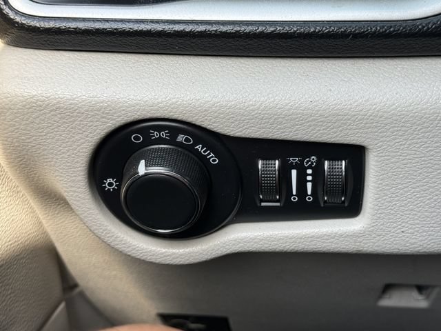 Used 2020 Chrysler Voyager Lxi FWD image 20