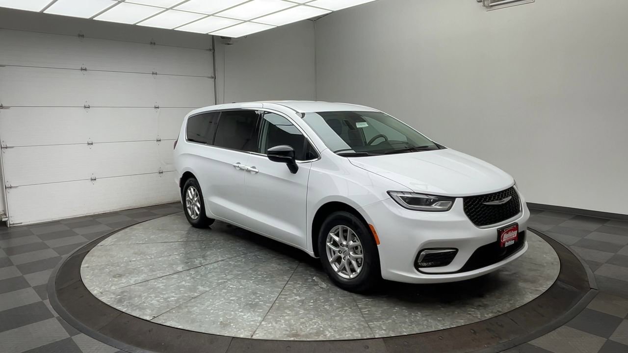 Used 2024 Chrysler Pacifica Touring-L image 32