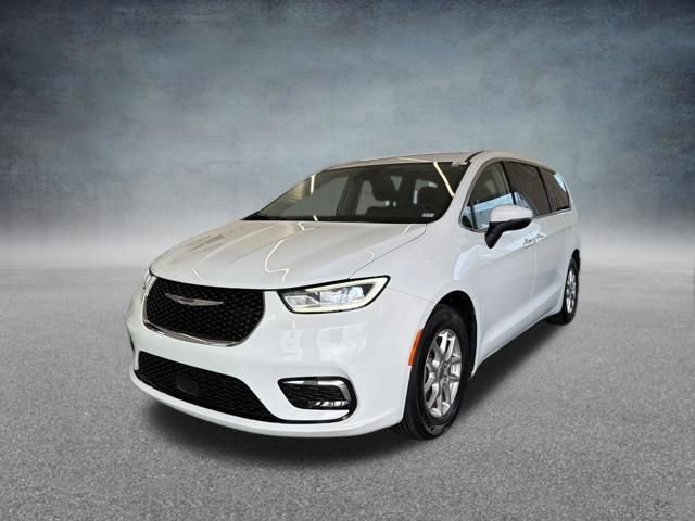 Used 2023 Chrysler Pacifica Touring-L image 13