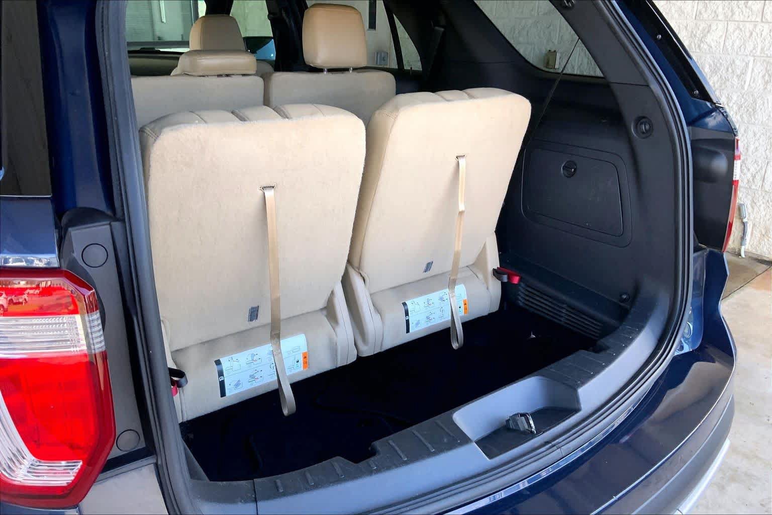 Used 2017 Ford Explorer XLT w/ Equipment Group 202A FWD image 32