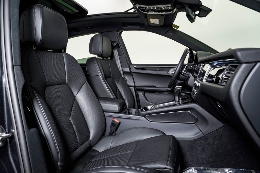 Certified 2025 Porsche Macan image 15