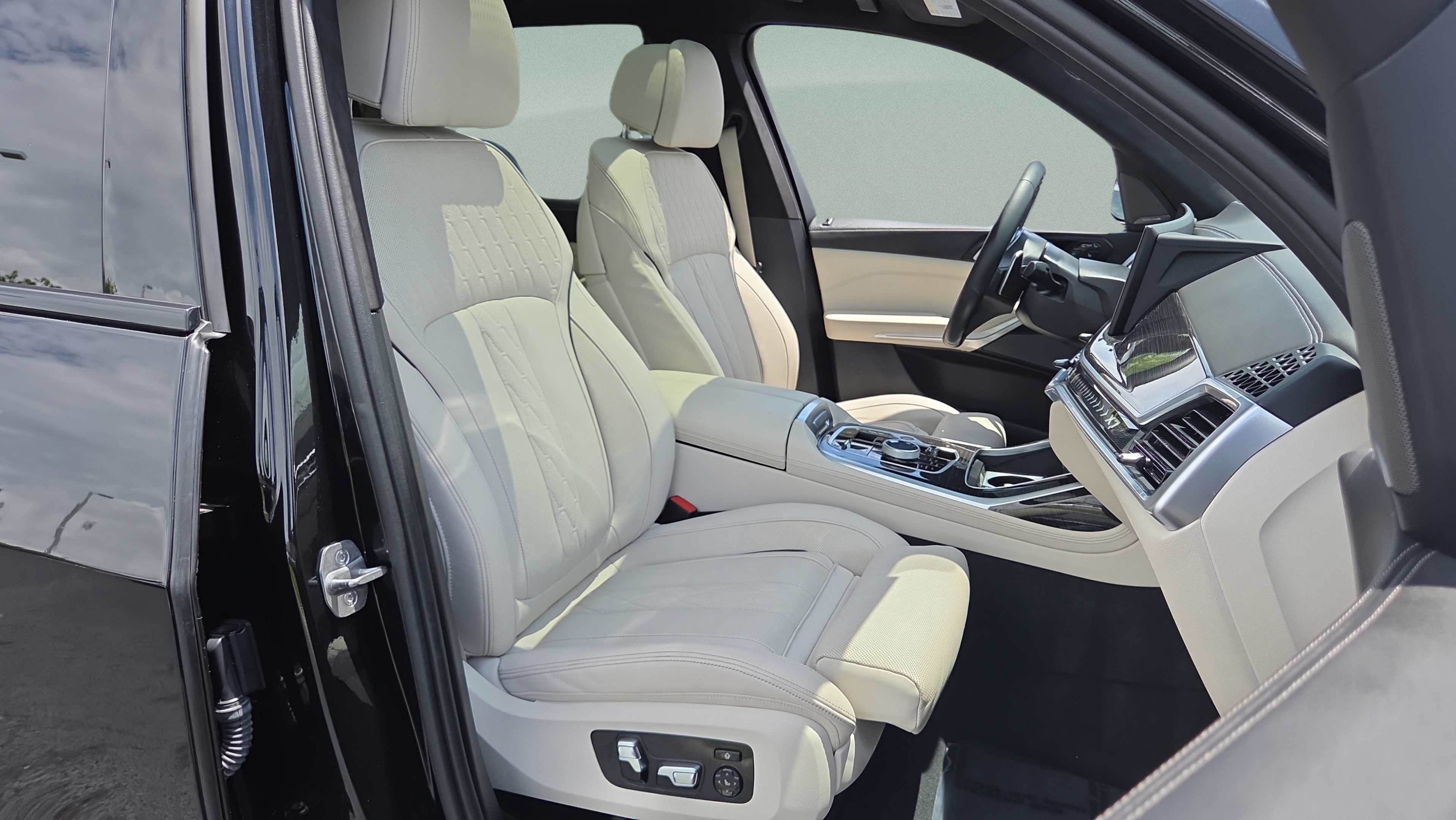 Certified 2024 BMW X7 xDrive40i w/ Executive Package AWD/4WD image 17