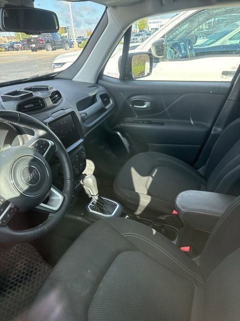 Used 2023 Jeep Renegade Latitude AWD/4WD image 5