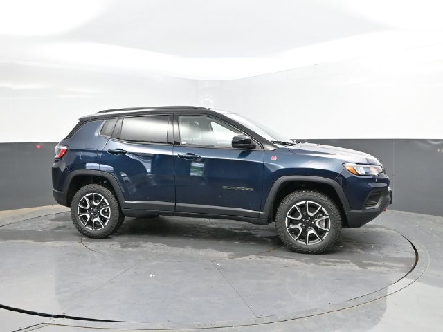 New 2026 Jeep Compass Trailhawk w/ Trailer Tow Group AWD/4WD image 3