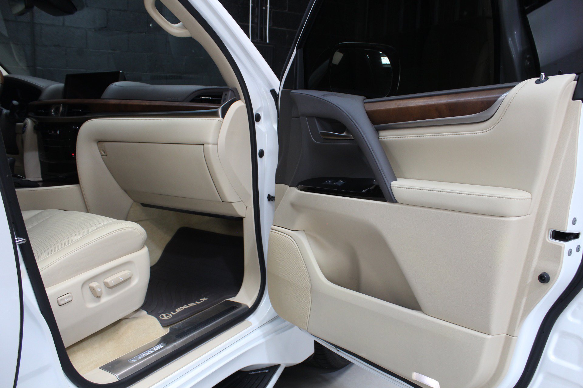 Used 2021 Lexus LX 570 4WD w/ Luxury Package image 30