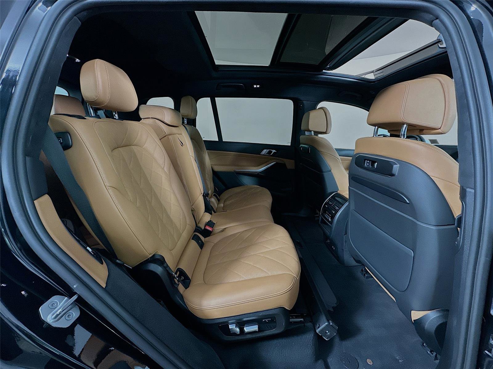 Used 2023 BMW X7 xDrive40i w/ M Sport Package image 29