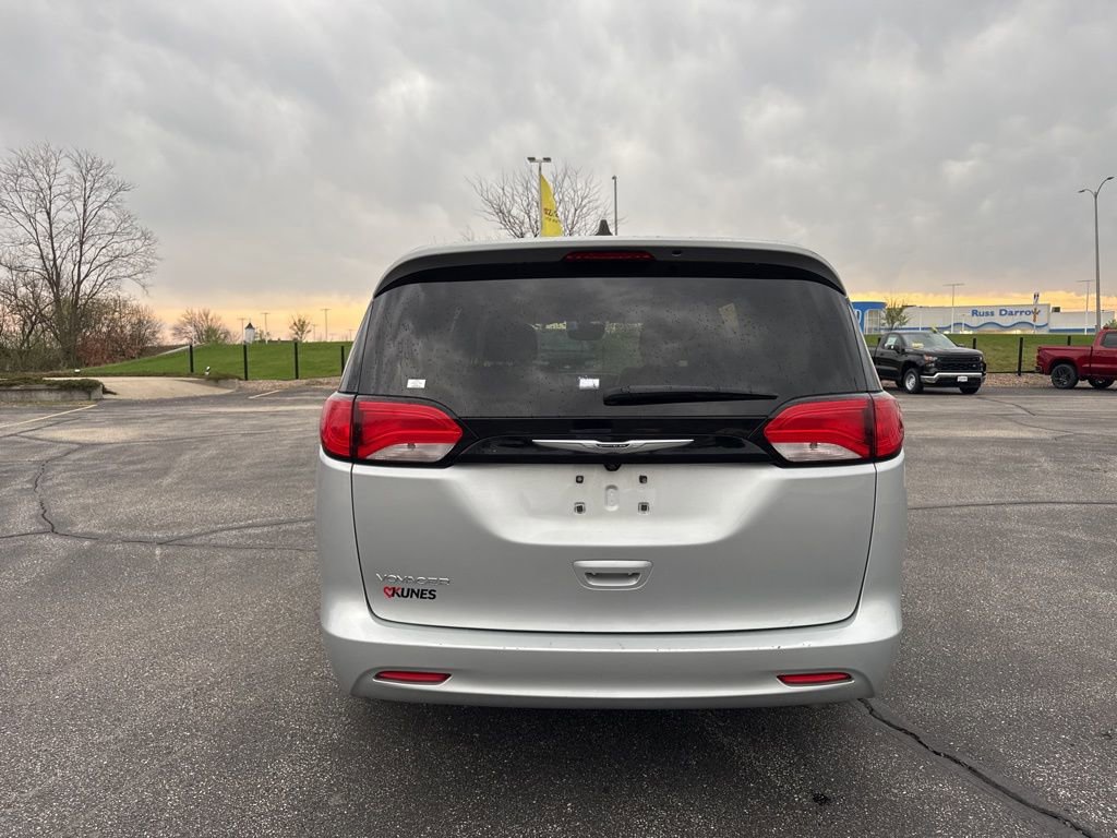Used 2024 Chrysler Voyager LX image 4