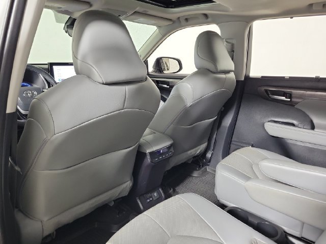 Used 2023 Toyota Highlander Limited FWD image 11