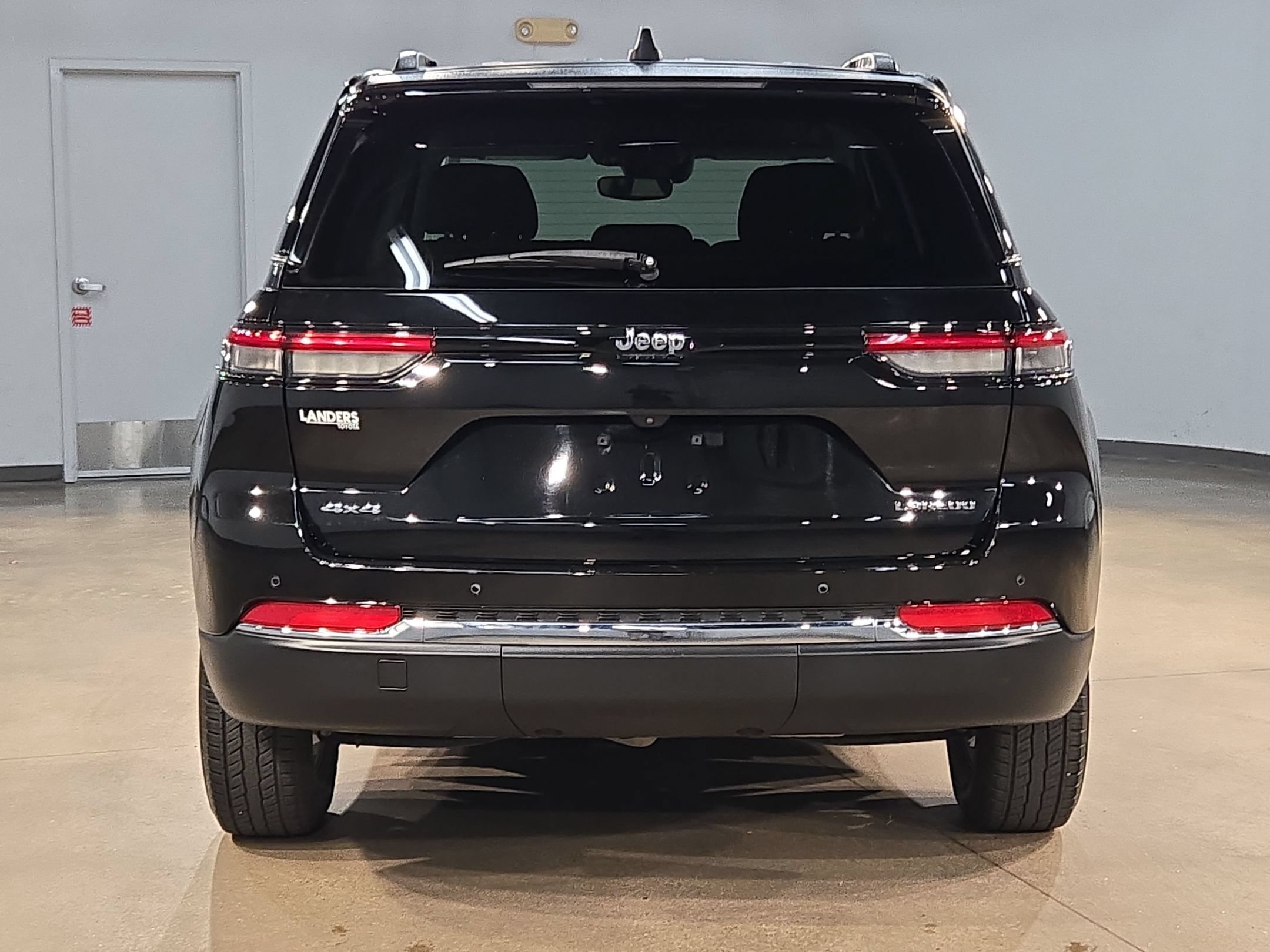Used 2023 Jeep Grand Cherokee Laredo AWD/4WD image 6