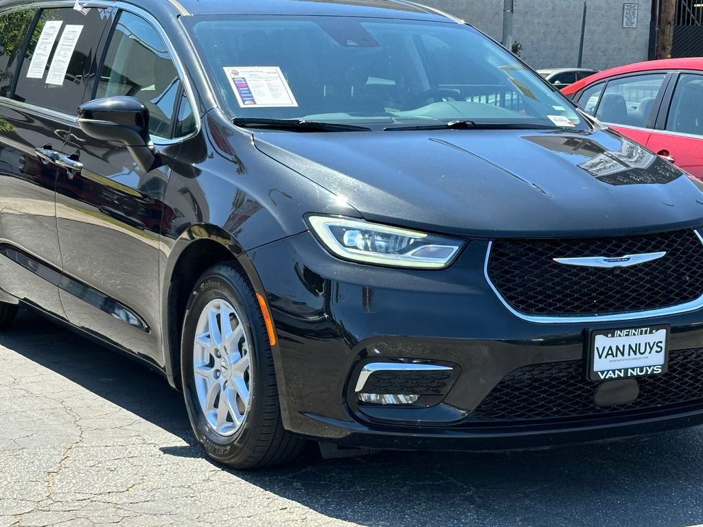 Used 2023 Chrysler Pacifica Touring-L FWD image 9