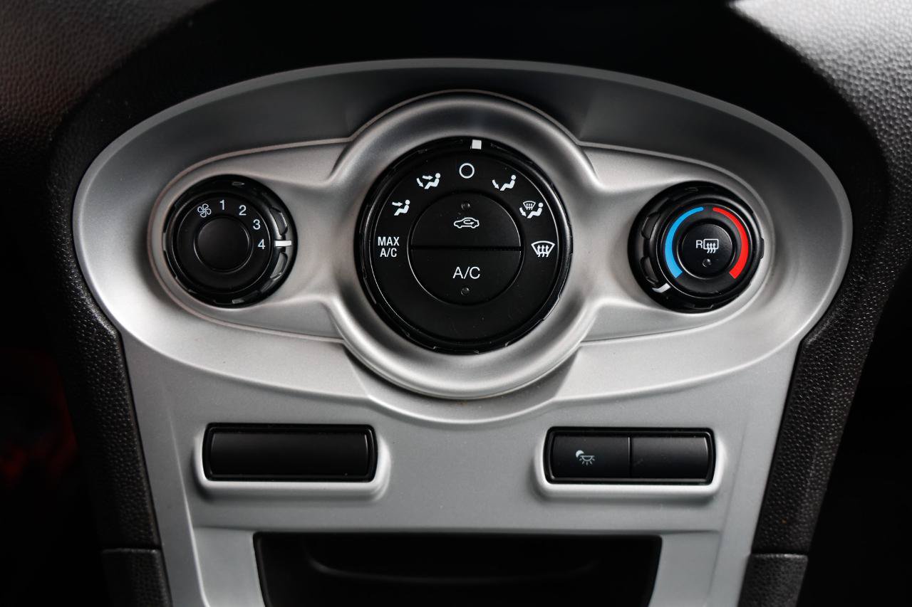 Used 2014 Ford Fiesta SE FWD image 29