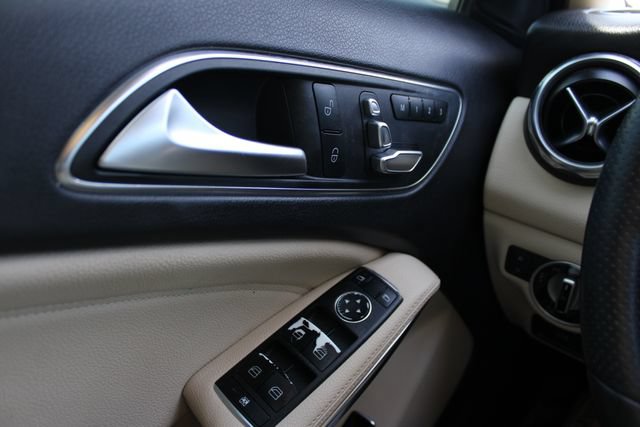 Used 2020 Mercedes-Benz GLA 250 4MATIC w/ Premium Package image 12