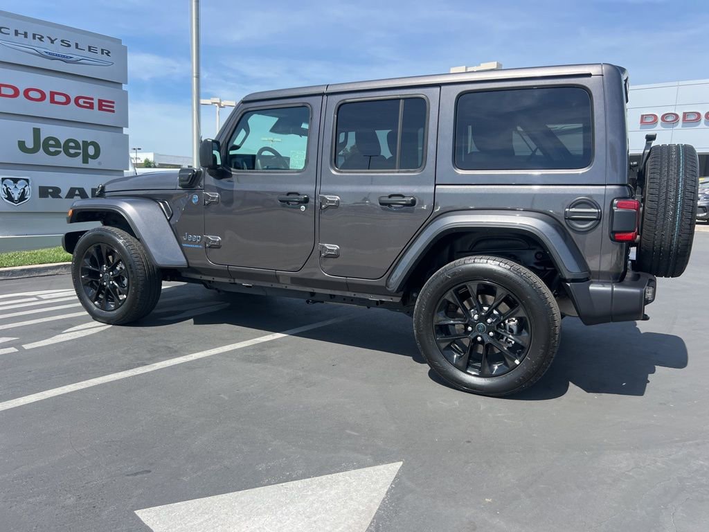 Used 2025 Jeep Wrangler Unlimited Sahara w/ Safety Group AWD/4WD image 9