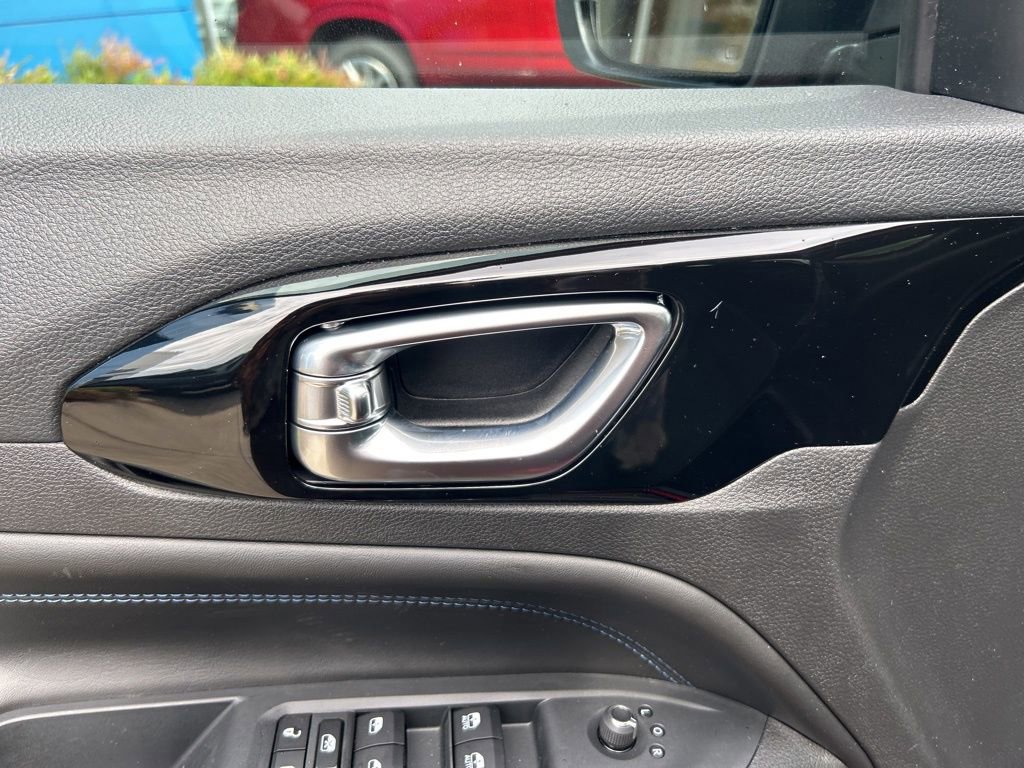 Used 2025 Jeep Compass Latitude w/ Sun & Sound Group AWD/4WD image 26