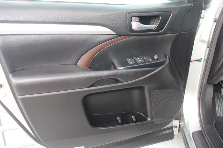 Used 2017 Toyota Highlander XLE AWD/4WD image 11