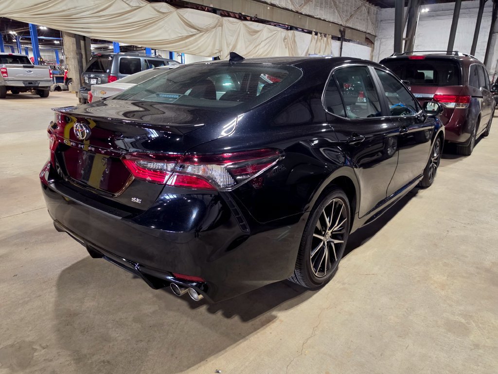Used 2021 Toyota Camry SE w/ Cold Weather Package FWD image 2