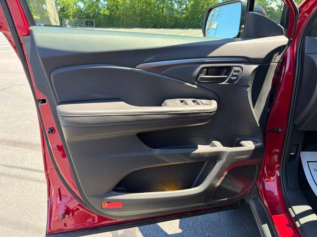 Certified 2025 Honda Passport EX-L image 18