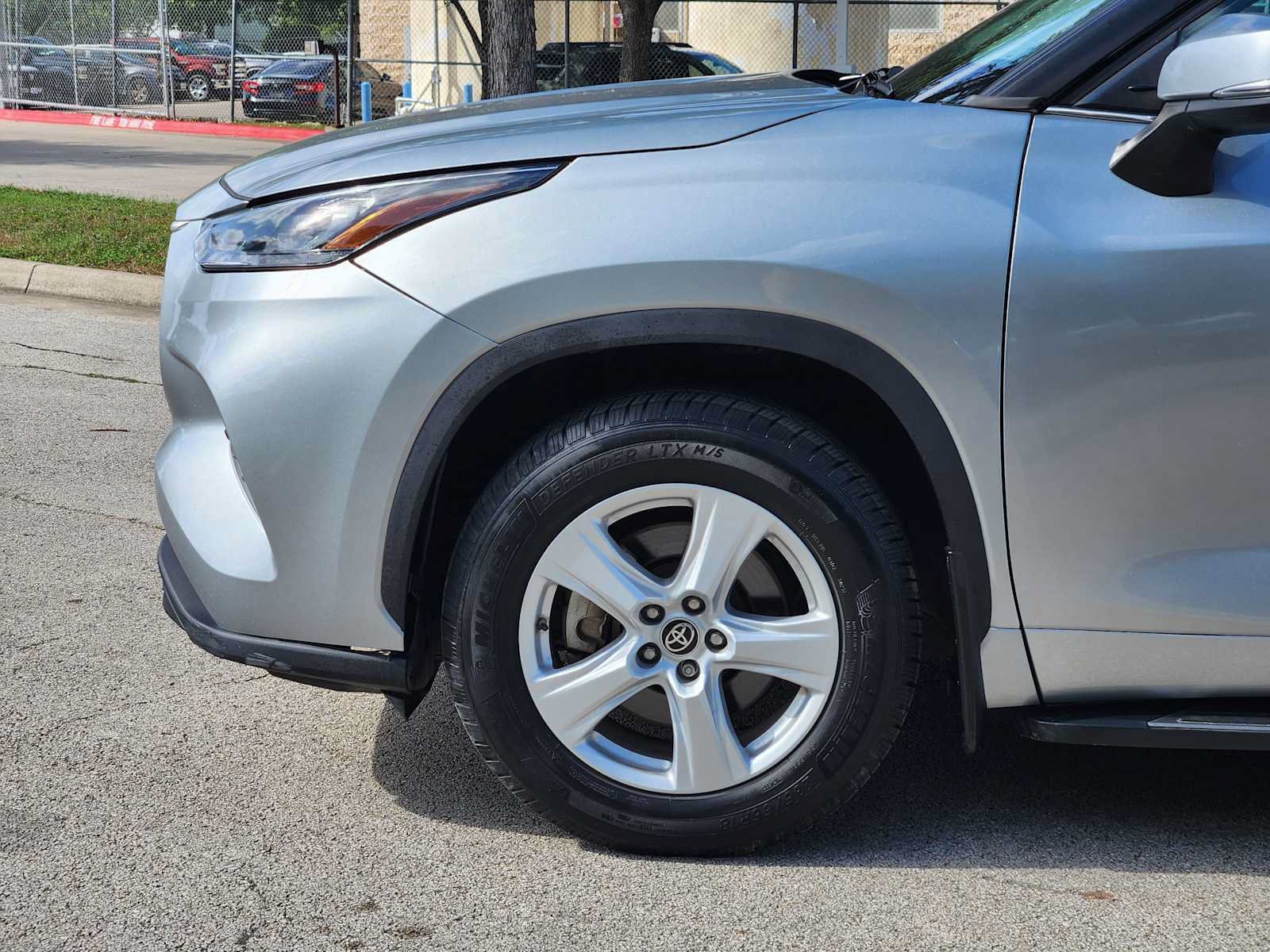 Used 2021 Toyota Highlander LE FWD image 8