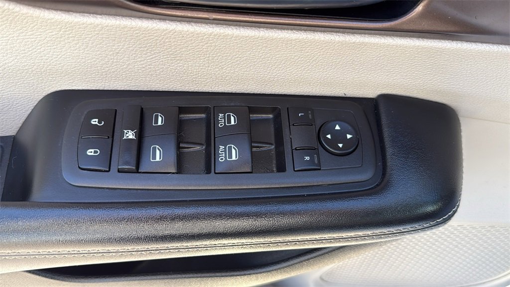 Used 2022 Chrysler Voyager LX image 18